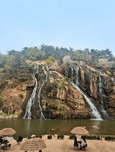 Hongjecheon Artificial Waterfall (Choi Jae-hee / The Korea Herald)