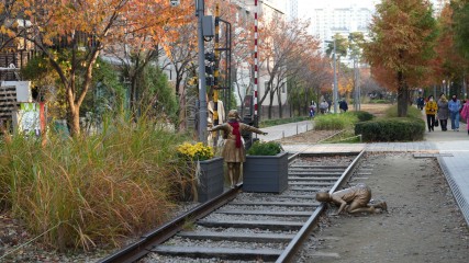 Old railway turns into urban park