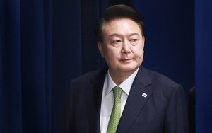 Court issues arrest warrant to detain Yoon