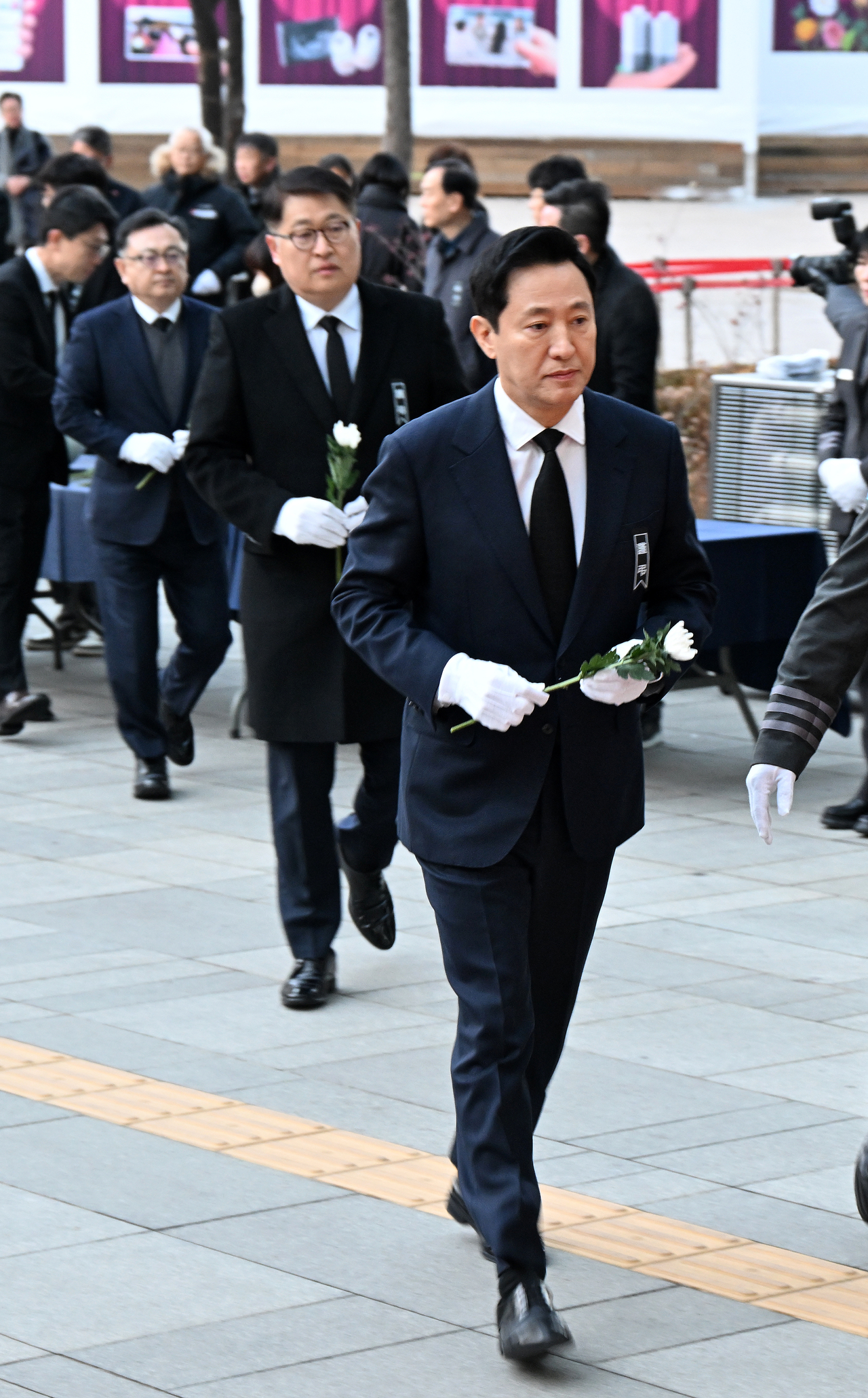 Seoul Mayor Oh Se-hoon pays his respects to victims of Sunday's Jeju Air plane crash, at a joint memorial set up next to the main entrance of Seoul City Hall, Tuesday. (Seoul Metropolitan Government)
