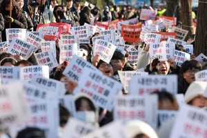 Political turmoil is hit to Korea's image but temporary, say foreign residents