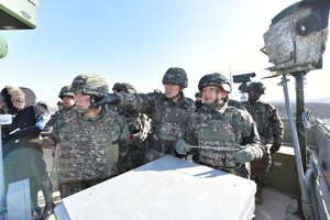 JCS chief vows firm response to NK threats in border inspection with UNC deputy chief