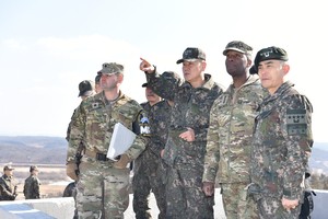 Top USFK, South Korean commanders inspect inter-Korean border
