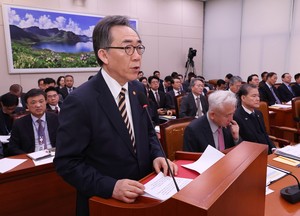 Captured NK soldiers' intention 'most important factor' for their defection to S. Korea: FM Cho