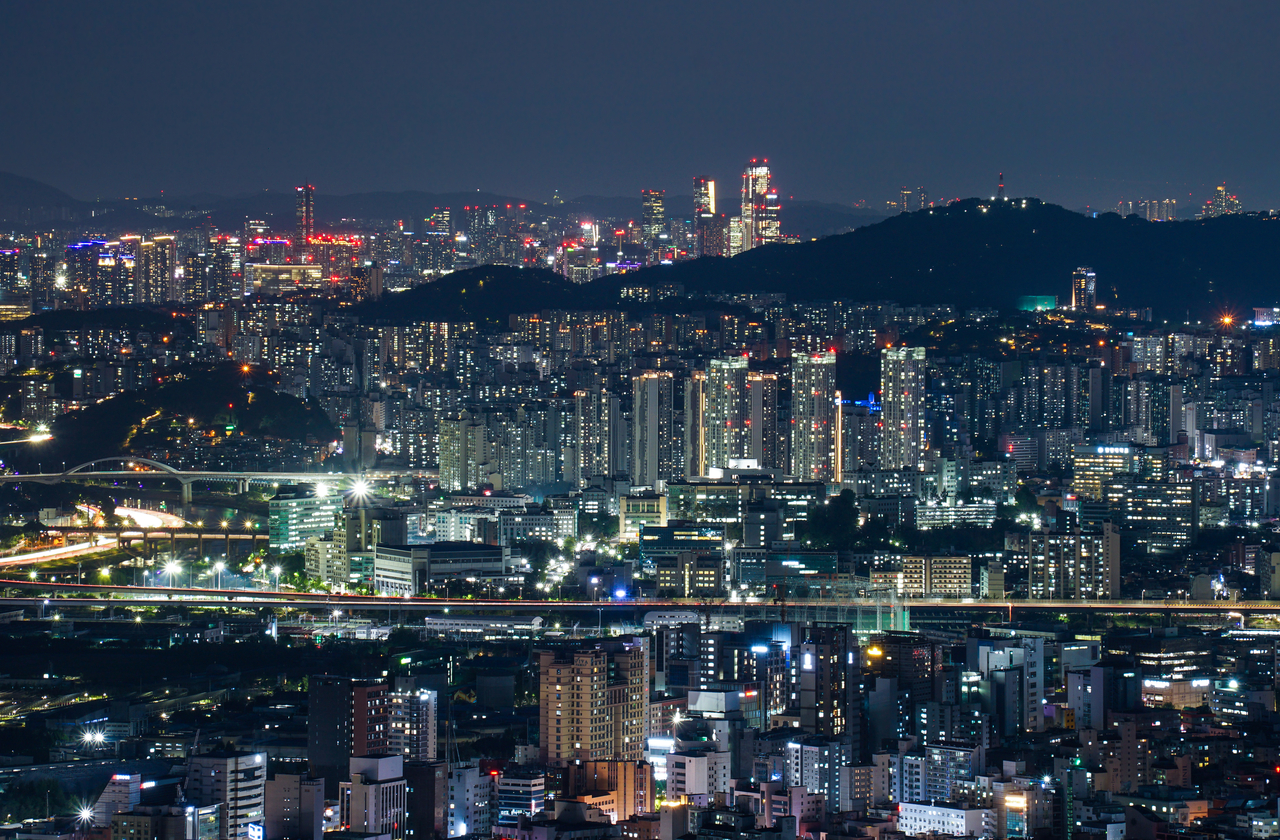 A night view of Seoul, a metropolis of 9.4 million people. The capital of South Korea is the country's most single-friendly city, with 44.5 percent of households consisting of one person. (123rf)