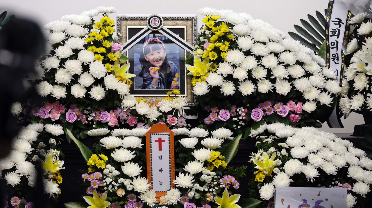 In this file photo, a portrait of an eight-year-old student is displayed at an altar at a hospital in the central city of Daejeon on Feb. 12, two days after she was stabbed to death by her teacher. (Yonhap)