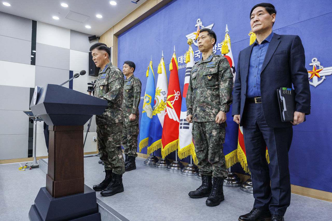 Air Force Chief of Staff Gen. Lee Young-su delivers a public apology at the Defense Ministry briefing room in Seoul on Monday for two KF-16 fighter jets' accidental bombing of Pocheon last week. Yonhap