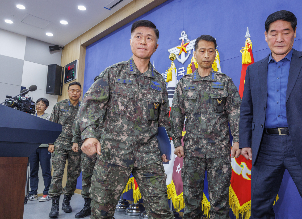 Air Force Chief of Staff Gen. Lee Young-su leaves the Defense Ministry press briefing room in Seoul on Monday after delivering a public apology for two KF-16 fighter jets' accidental bombing of Pocheon last week. Yonhap