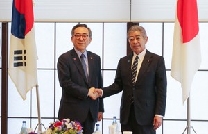 Top diplomats of S. Korea, Japan agree to continue exchanges amid improved ties