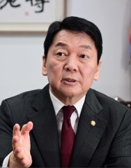 [인터뷰] 안철수 "尹, 탄핵 안 돼도 내년 지선 전에 하야할 것"