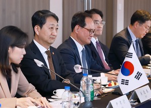 Trade chiefs of S. Korea, China, Japan discuss advancing trade cooperation at three-way meeting