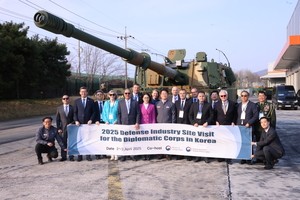 Foreign envoys witness — and ride — Korea’s K2 tank, K9 howitzer in action