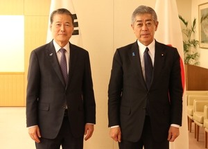 S. Korean unification minister discusses bilateral ties with senior Japanese officials
