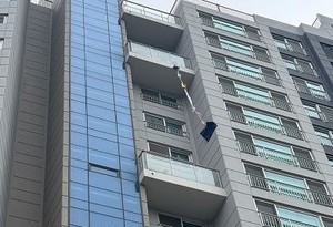 Elderly woman stuck on balcony for 18 hours strings together clothes to seek help