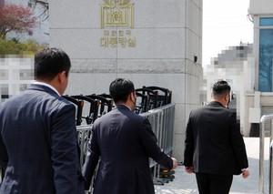 Police in hourslong standoff with PSS in 6th attempt to search presidential office