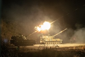 Army holds nighttime firing drills in border county of Goseong