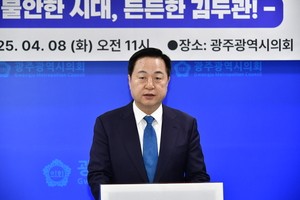 Kim Doo-kwan exits race, setting stage for three-way Democratic Party race