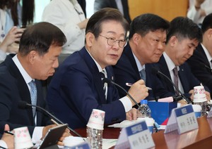 Lee Jae-myung pledges new med school, state-funded hospitals