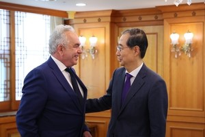 Acting president asks ex-US gov't officials to support tariff talks