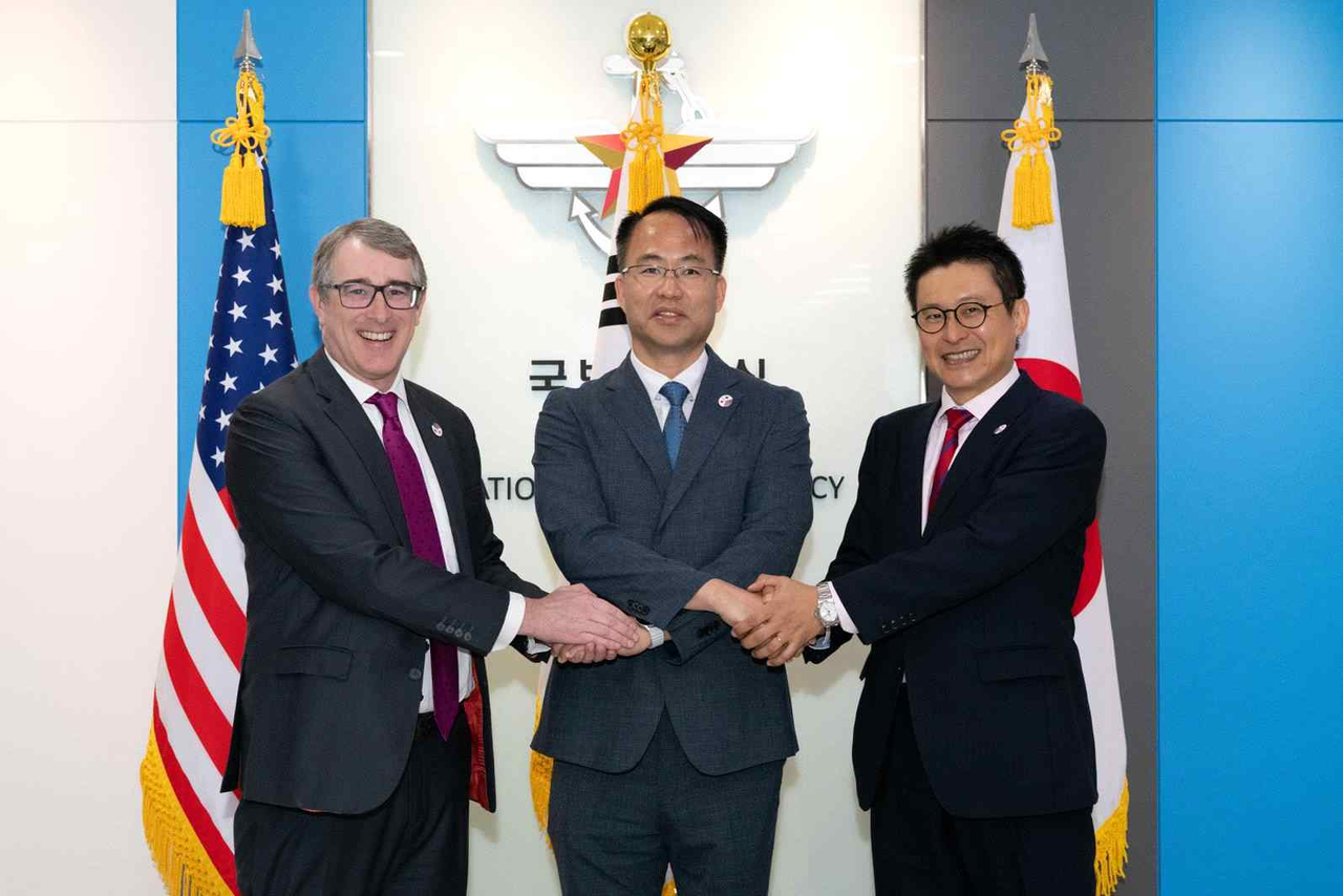 From left: Andrew Winternitz, US deputy assistant secretary of defense for East Asia; Woo Kyung-seok, South Korea’s deputy director-general for international policy; and Osamu Ashizuka, director for Japan-US defense cooperation at Japan’s Ministry of Defense, pose for a photo following their working-level meeting at the Defense Ministry in Yongsan-gu, Seoul. (Courtesy of South Korea's Defense Ministry)