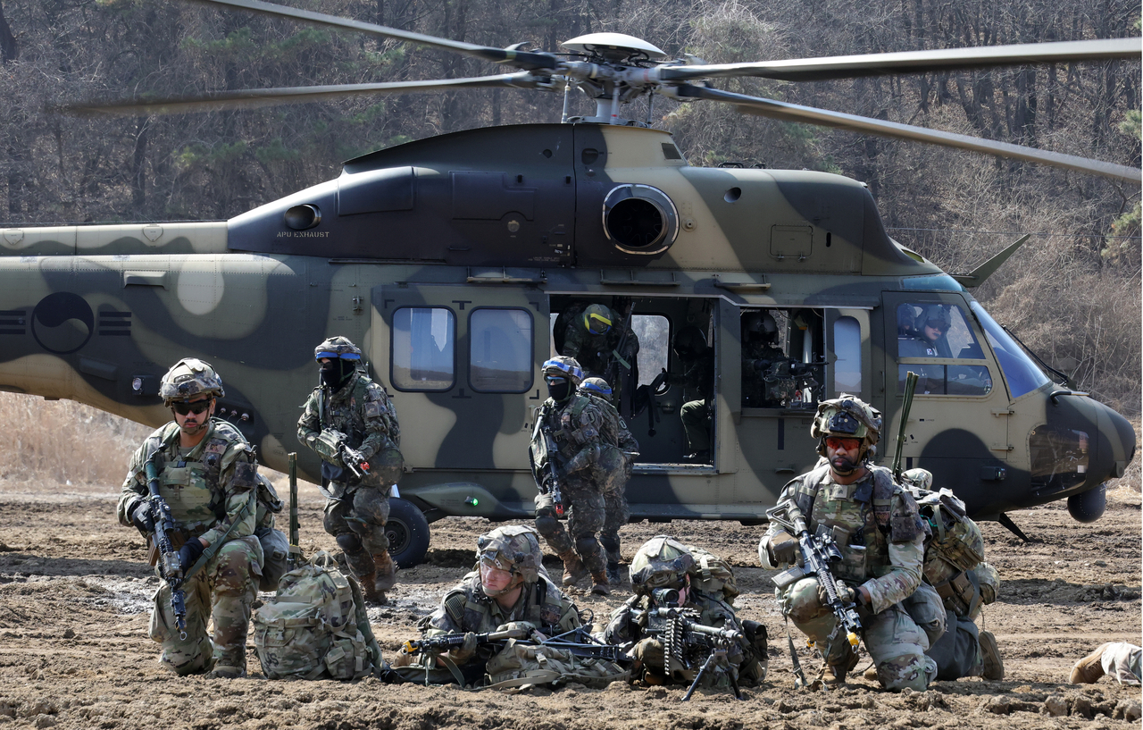 South Korean and US troops participate in a combined air assault exercise on March 11. (Newsis)