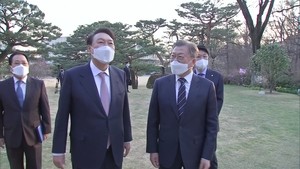 Ex-Presidents Moon, Yoon likely stand criminal trial simultaneously