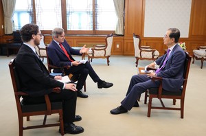 Acting president says S. Korea-US issues can be solved in 'non-conflicting way': The Economist