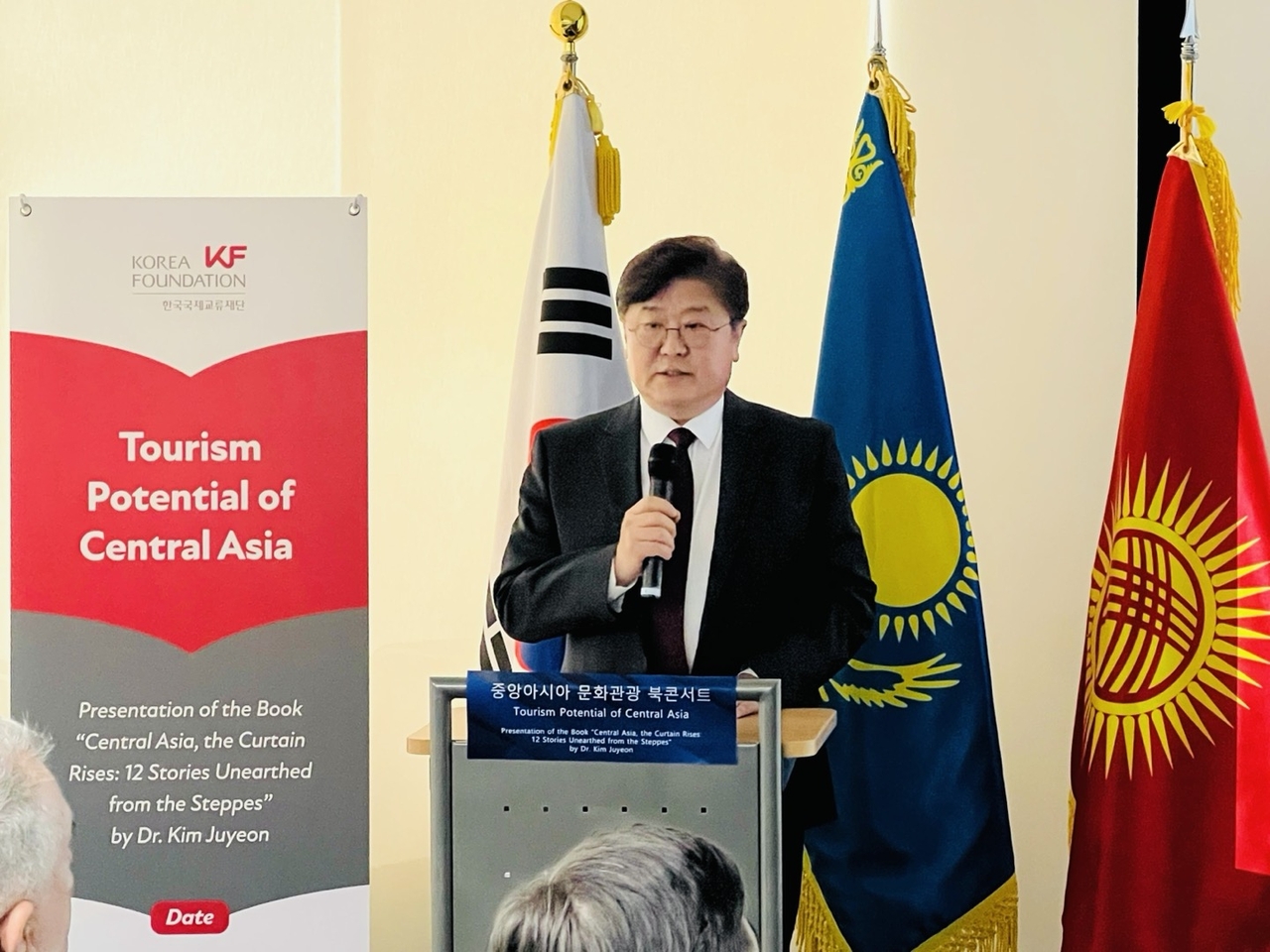 Lee Jong-kook, Executive Director of the Secretariat of Central Asia-Republic of Korea Cooperation Forum (CARK)  at Korea Foundation Global Seminar Room on Wednesday. (Embassy of Kazakhstan in Seoul)