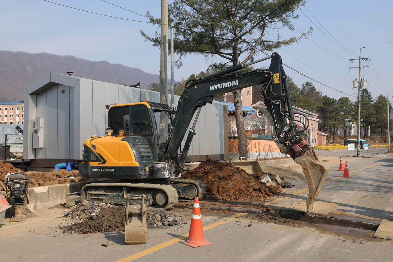 A construction of temporary housing for residents affected by the accidental fighter jet bombing of a village is underway in Nogok-ri, Idong-myeon, Pocheon, Gyeonggi Province on April 2. (Yonhap)