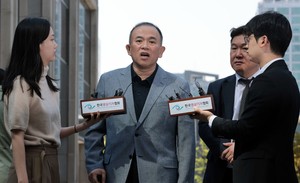 Myung Tae-kyun, central figure in political scandal, appears for questioning