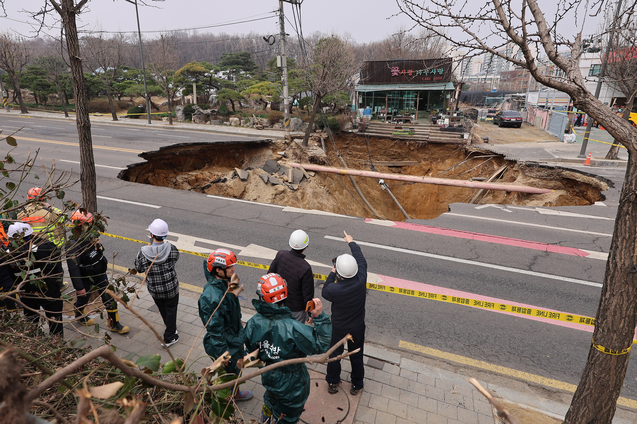 This photo from March 24 shows a 20 -by-18-meter-deep sinkhole that formed at an intersection in Gangdong-gu, eastern Seoul. (Yonhap)