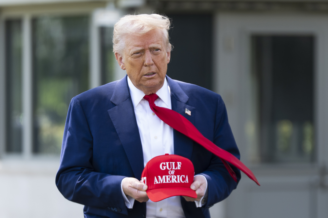 President Donald Trump speaks to reporters as he leaves the White House in Washington en route to attend a rally in Macomb County, Michigan, to mark the 100th day of his second term in office on Tuesday. (AP-Yonhap)