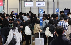 Long lines at airport for USIM cards