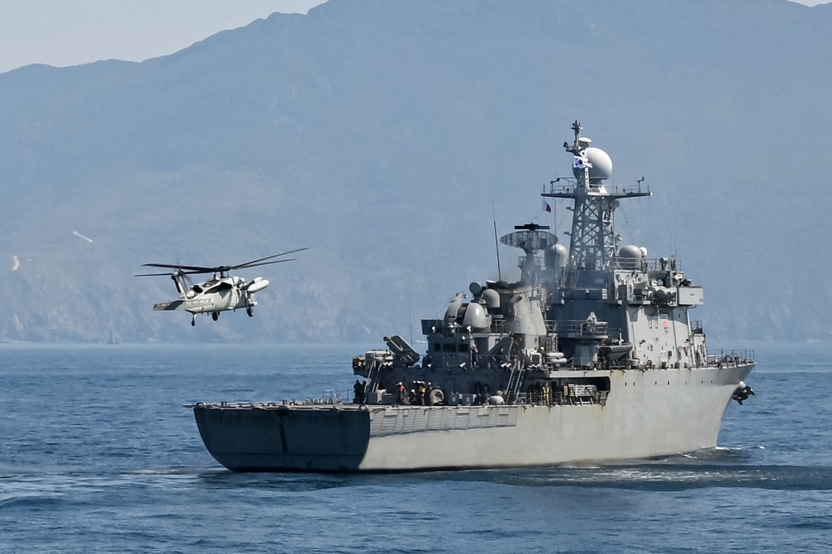 A UH-60 maritime helicopter approaches the ROKS Wonsan mine-laying ship in waters off the southern coast during four-day maritime drills from Monday, in this photo provided on Thursday. (Korea Navy)