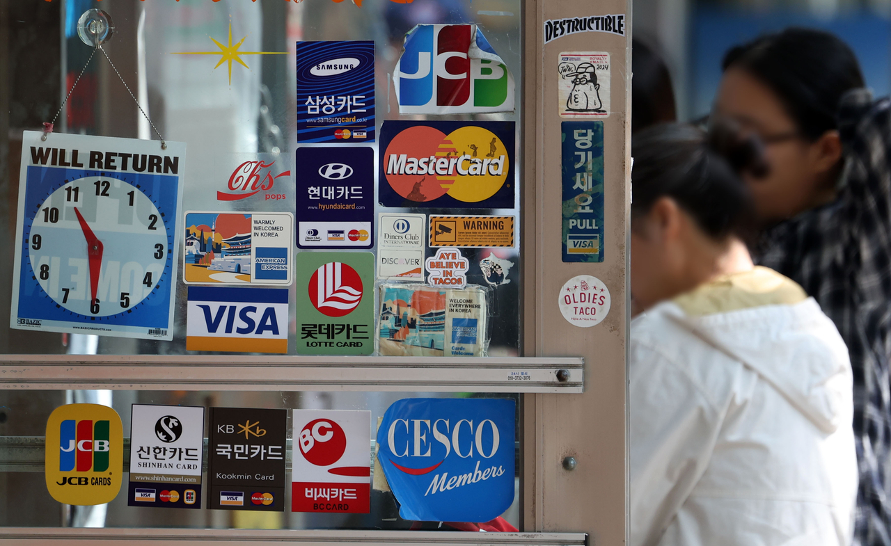 A storefront in Seoul displays a wide range of accepted credit cards. (Newsis)