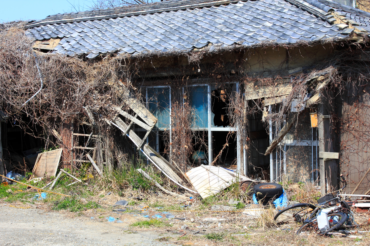 This stock photo of an abandoned house is not directly related to this article. (123rf)