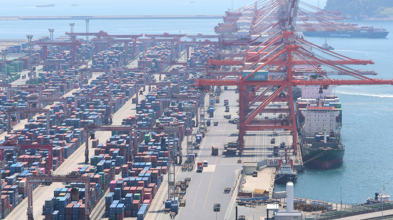 Containers at Shinseondae Port in Busan, April 30 (Yonhap)