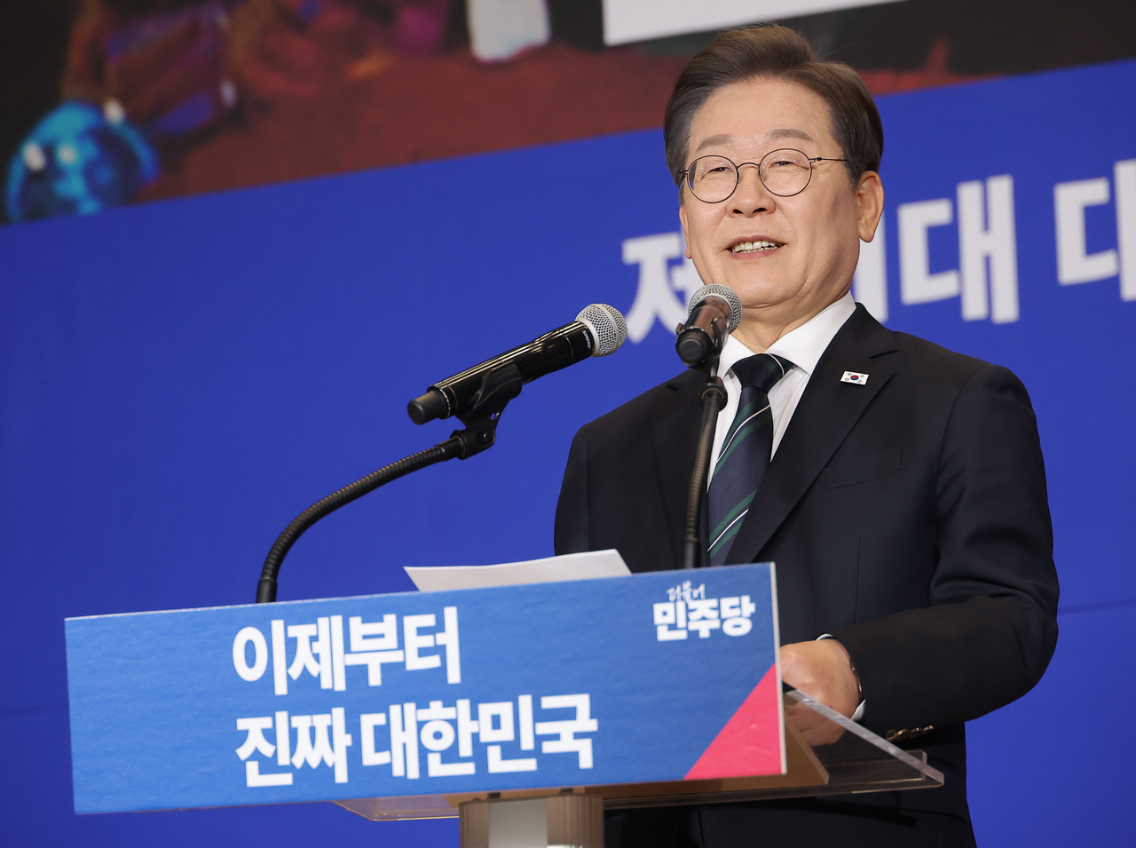 Democratic Party presidential candidate Lee Jae-myung makes a speech at the National Assembly in western Seoul on Wednesday. (Yonhap)