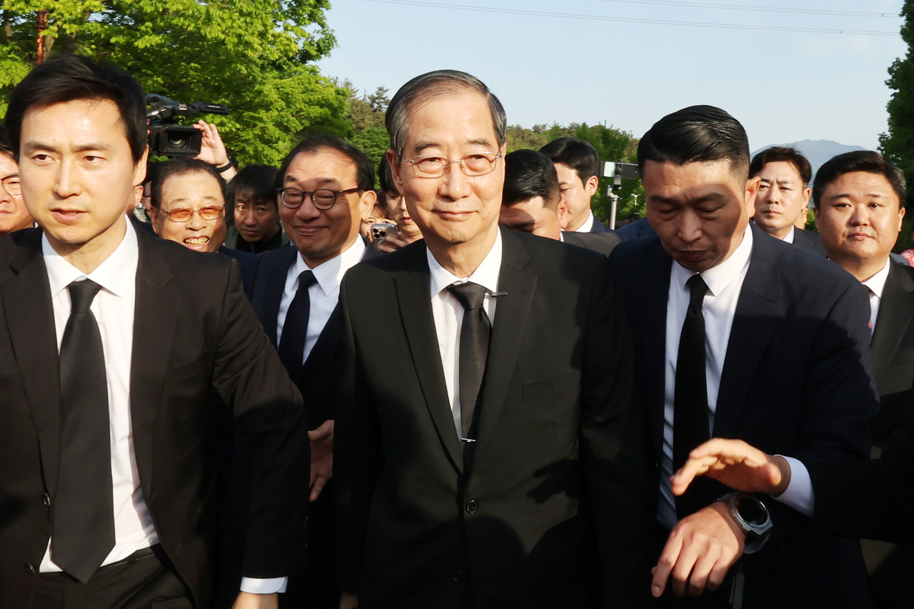 Former Prime Minister Han Duck-soo (center) visits the May 18th National Cemetery in Gwangju, Friday. (Yonhap)