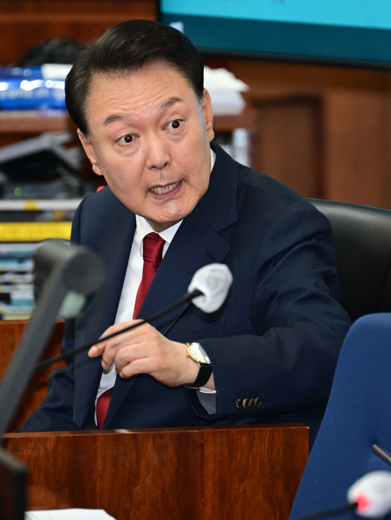 Former President Yoon Suk Yeol speaks with his lawyers at the second hearing in his criminal trial on insurrection charges at the Seoul Central District Court in Seocho-gu, southern Seoul on April 21. (Yonhap)