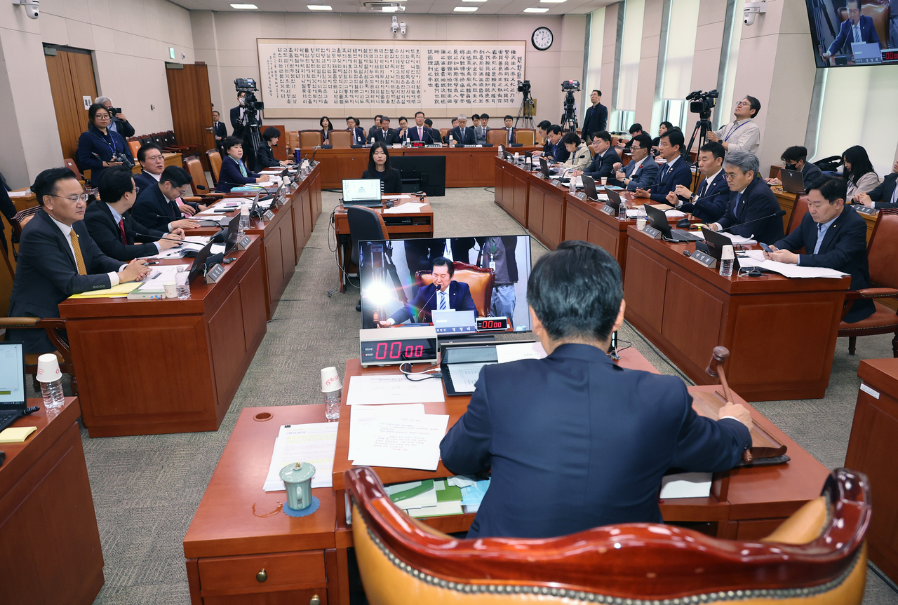 The National Assembly's legislation and judiciary committee holds a meeting on Friday. (Yonhap)