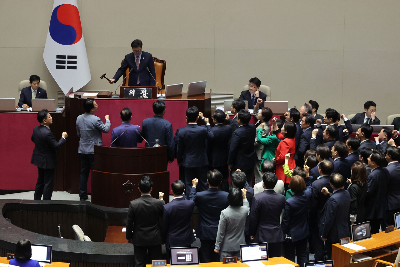 People Power Party lawmakers protest at the National Assembly on Thursday after Speaker Woo Won-shik brings forward the impeachment motion against Deputy Prime Minister and Finance Minister Choi Sang-mok. (Yonhap)
