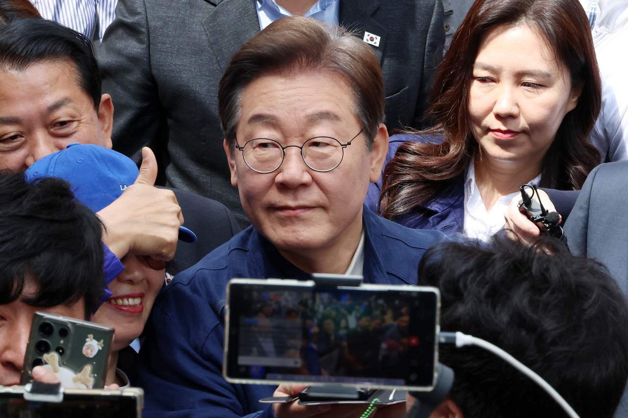 Former chair of the liberal Democratic Party of Korea Rep. Lee Jae-myung meets his supporters on the street in Hwacheon-gun, Gangwon Province on Friday. (Yonhap)
