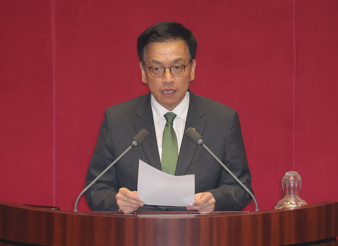 Deputy Prime Minister and Finance Minister Choi Sang-mok speaks during a plenary session of the National Assembly in Seoul on Thursday, before lawmakers vote on a supplementary budget. Choi resigned minutes before parliament was set to vote on a motion to impeach him. (Yonhap)