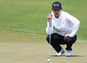 Music-loving Korean golfer thrives in noisy setting at LIV Golf tourney