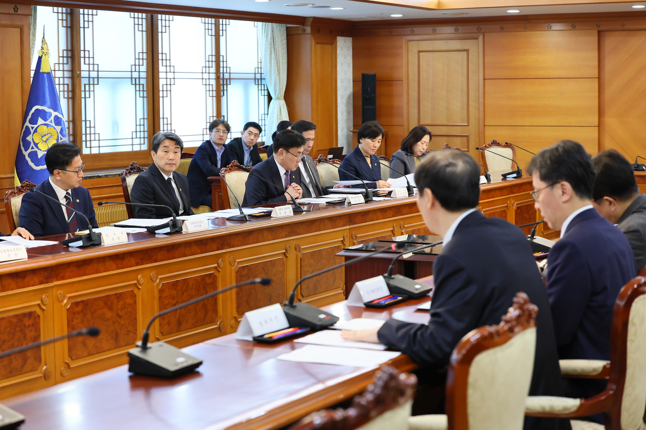Acting President Lee Ju-ho holds a closed-door meeting with Cabinet members at the central government complex in Seoul on Friday, in this photo provided by the Education Ministry. (Yonhap)