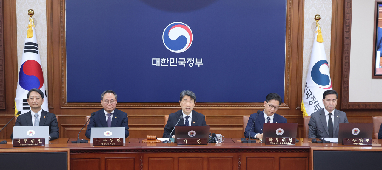 Acting President and Deputy Prime Minister Lee Ju-ho (center) presides over an extraordinary Cabinet meeting at the Government Complex Seoul on Friday. (Yonhap)