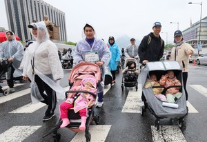 Stroller marathon in the rain