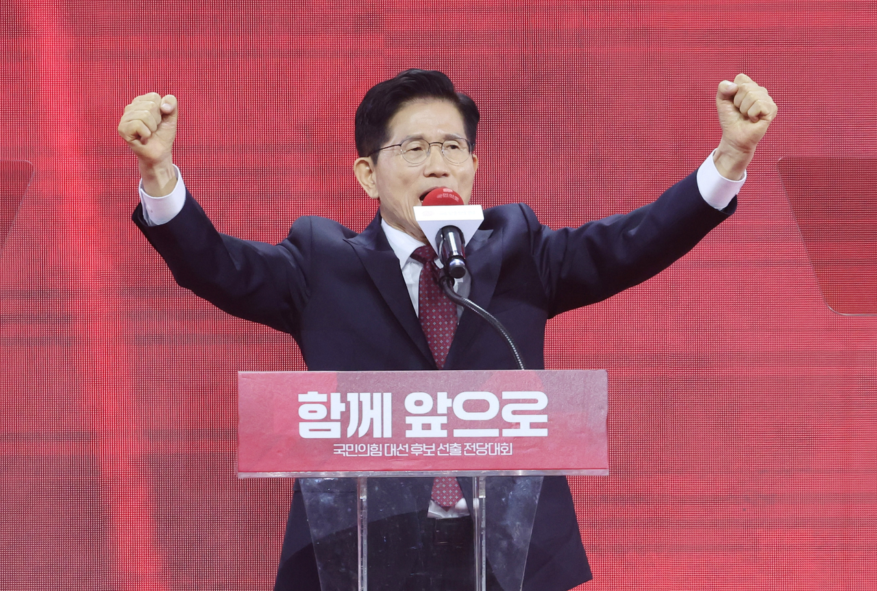 Former Labor Minister Kim Moon-soo poses for a photo during the People Power Party's convention to select its presidential candidate held in Goyang, just north of Seoul, on Saturday. Yonhap