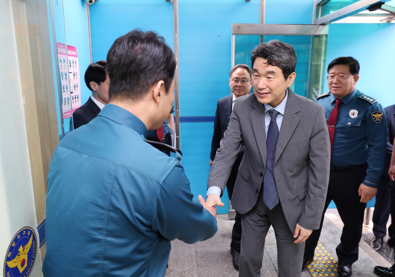 Acting President and Deputy Prime Minister Lee Ju-ho visits the Hwayang police patrol unit in Seoul's Gwangjin Ward to encourage police officers on Saturday. Yonhap